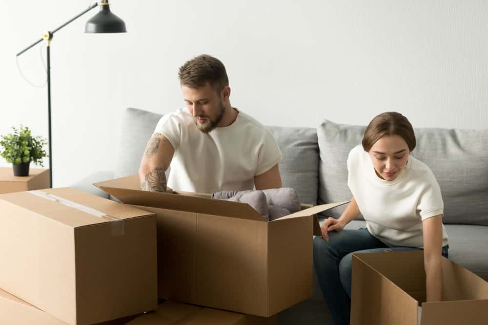 Top Seven Self-Stroage Apps for Business and Personal Use: Man and Woman Packing Boxes